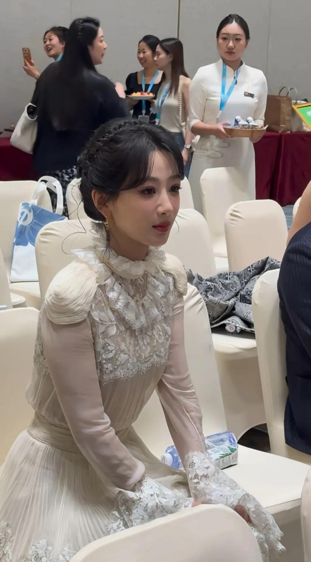 杨紫，这衣服其实不怎么好看，好在发型精致，脸蛋好看。