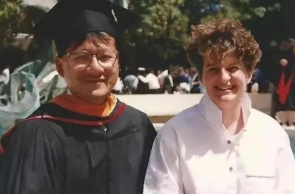 你知道英伟达老板黄仁勋，当年怎么追到校花老婆的吗？那会儿他可是个“困难户”。