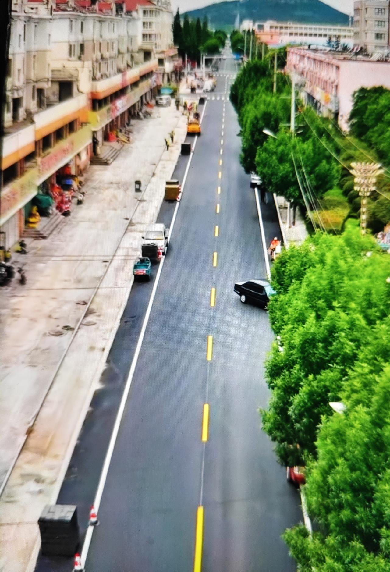 6月3日，即墨区流浩河一路（店子山二路——店子山三路）道路补强罩油工程完工，正式