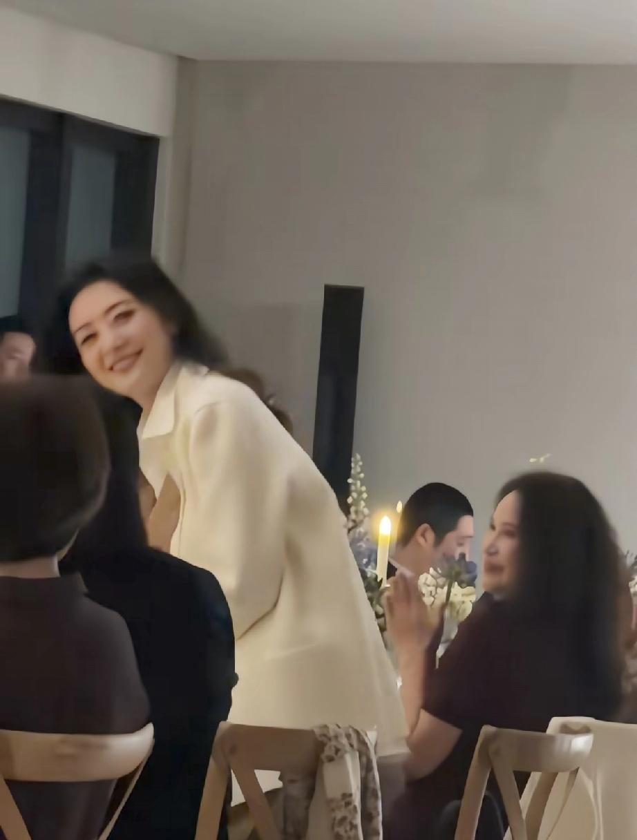 4月17日，周涛参加LoroPiana苏州晚宴活动，一身打扮太赞了，第一眼没认