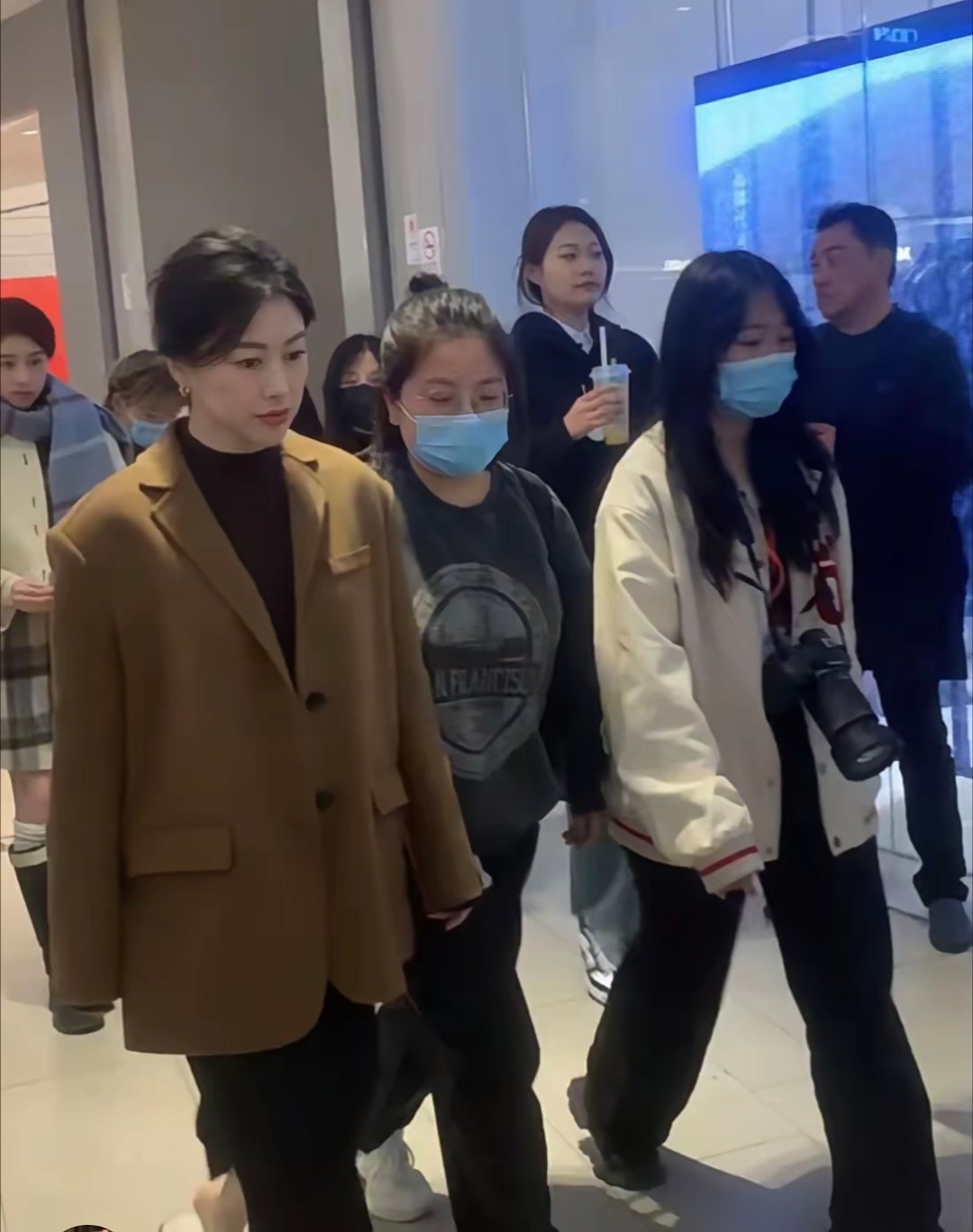 朱珠的美貌被高估了，真人个子不高勉强1米6，明明穿了高跟鞋腿还是很短身材比例一般，而且长得也不算年轻