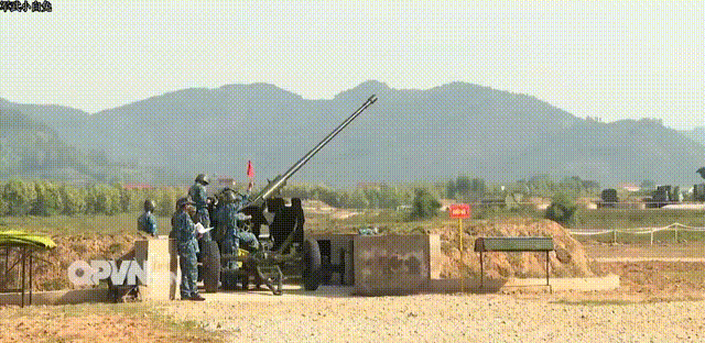 越军高炮部队演练，成功击落靶标！