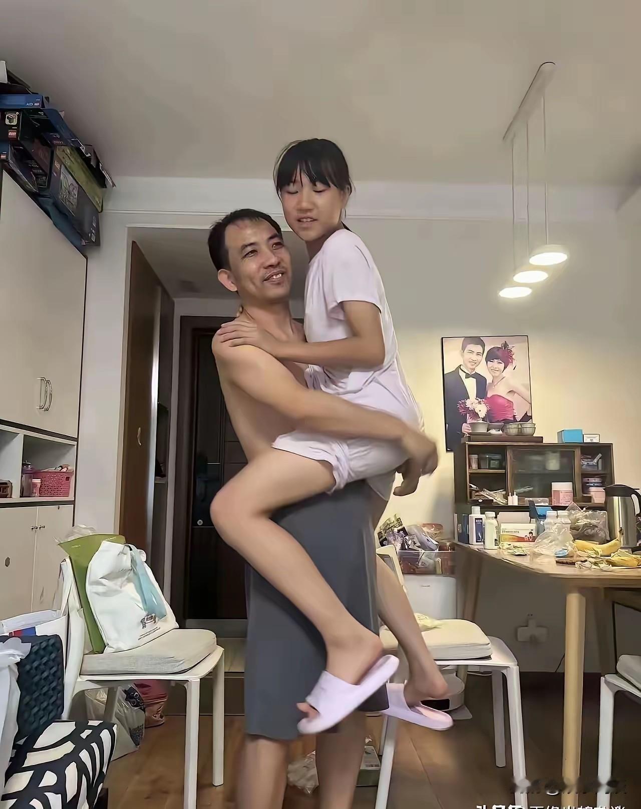 女儿长大之后，父女之间还能够过度亲密吗？我觉得并不合适。随着女儿渐渐长大，