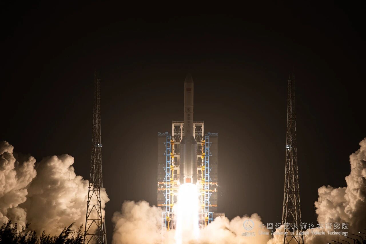 12月20日20时30分，由一院研制的长征五号运载火箭在文昌航天发射场点火升空，