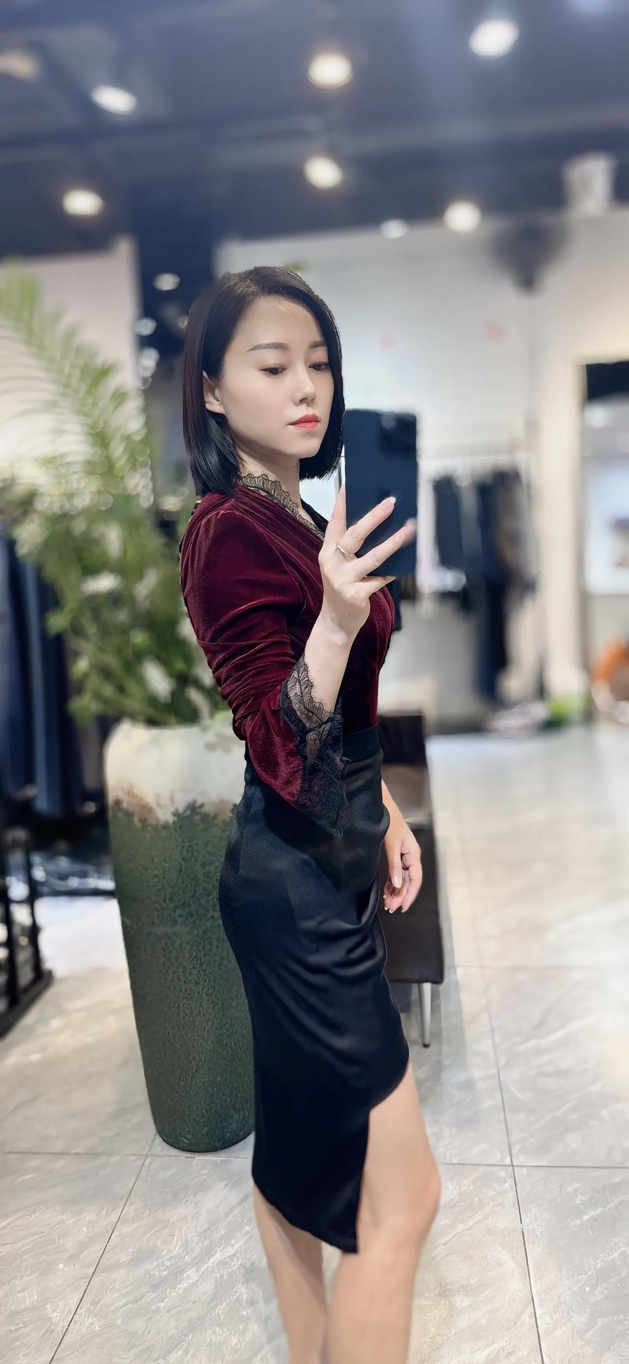 优雅红裙穿搭，自信自拍时刻💃🏻✨