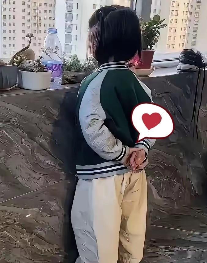 开学第一天最可爱的名场面，被自家小朋友完美演绎出来了。孩子刚上学就被老师委以