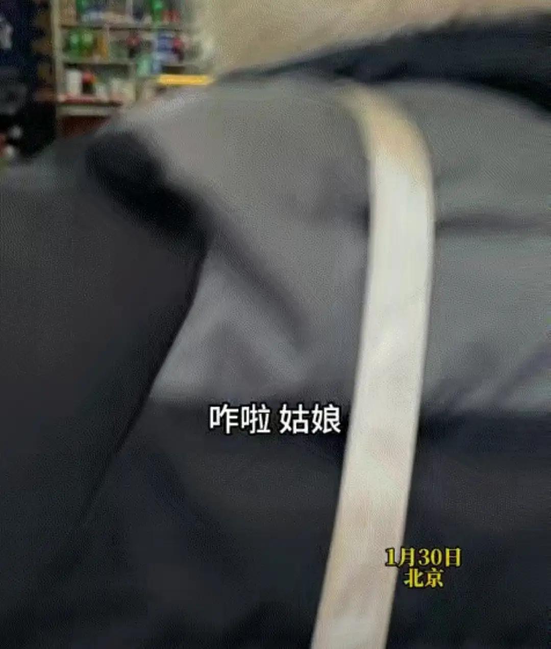 谁能想到，赶飞机的节骨眼上，北京这位女子竟半路折回，就为了付一顿饭钱。女子