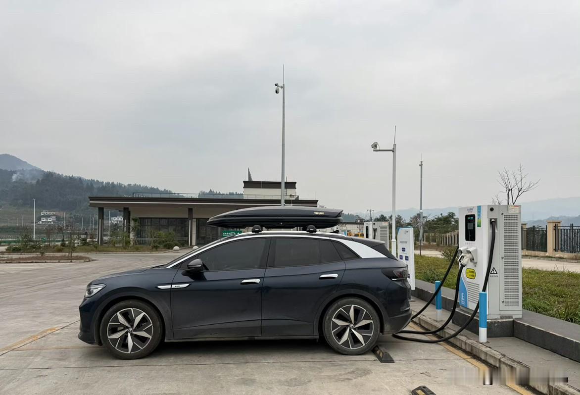 我已经回到四川，现在宜宾珙县上罗服务区！四川高速上这种1.8元一度的电，让我