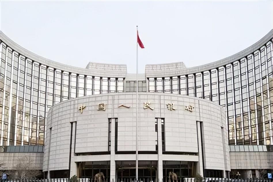 2月27日这一下挺“反转”的：前一天人民币刚冲到34个月新高，在岸6.8310、