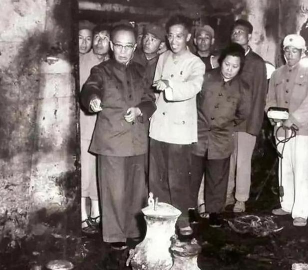 1956年，郭沫若带人挖掘定陵，可不久后，他的妻子和儿子都自杀身亡，参与挖掘的专