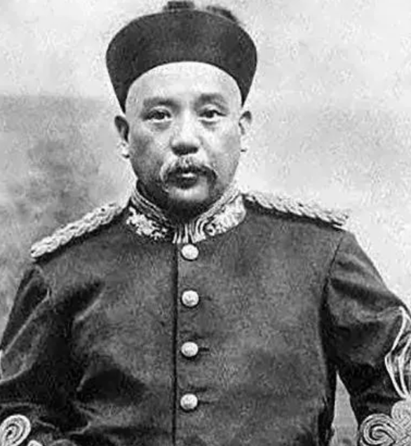 袁世凯创办中国笫一所航空学校1913年春，袁世凯采纳了军事顾问、法国公使馆武