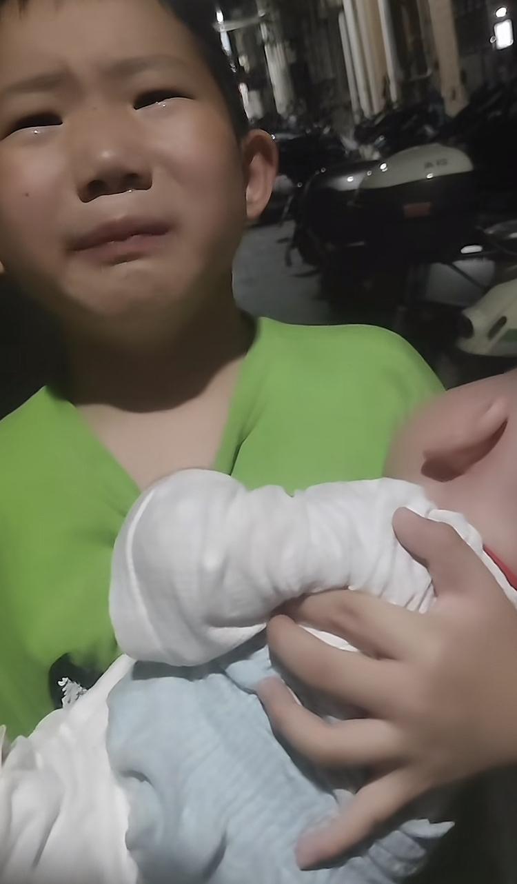 “看了会心梗的程度！”湖北母子三人坐高铁千里迢迢来到广东找孩子他爸。下着大雨的夜