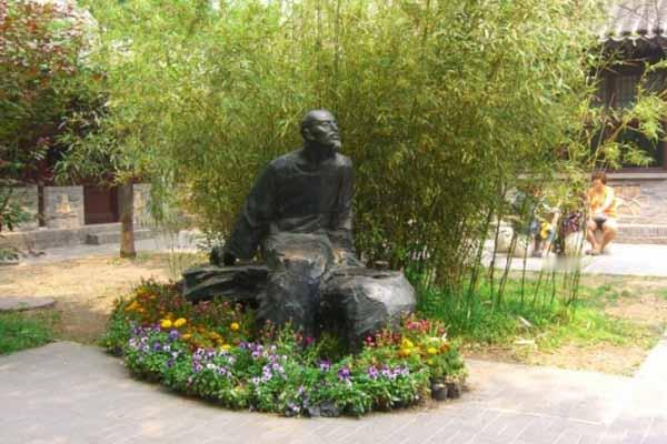 为什么《红楼梦》后四十回会丢?这个说法是错的。丢失的是《红楼梦》的后半部分，而“