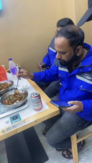 两名印度人在一家餐厅吃饭。他们突然叫来服务员对着他们吃的饭菜指指点点？也不知