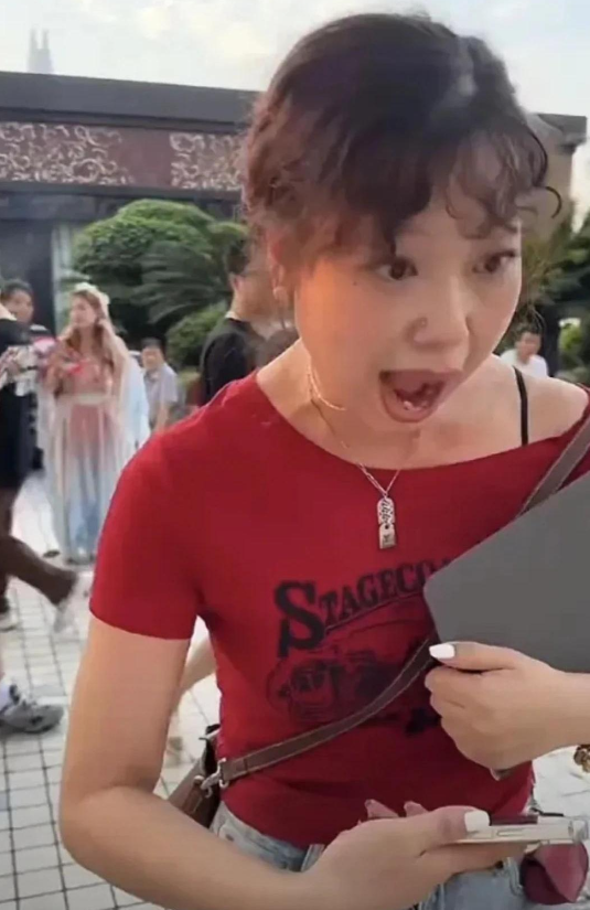 重庆红衣女“社会性死亡”！正脸曝光，不拍照就辱骂，大闹派出所