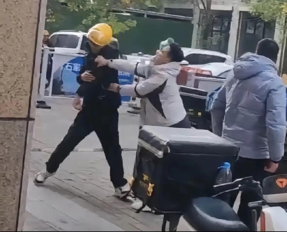 刷到石家庄外卖小哥的事，心里堵得慌——这哪是可惜，分明是被逼到绝路的悲剧！