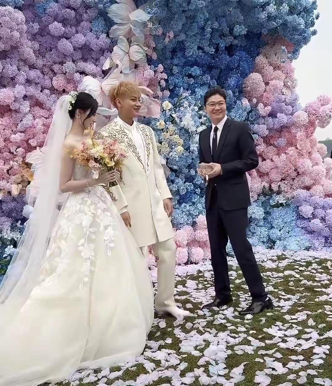 10月16日，黄子韬徐艺洋大婚，照片中两位新人，郎才女貌，男帅女靓，真是天造一对