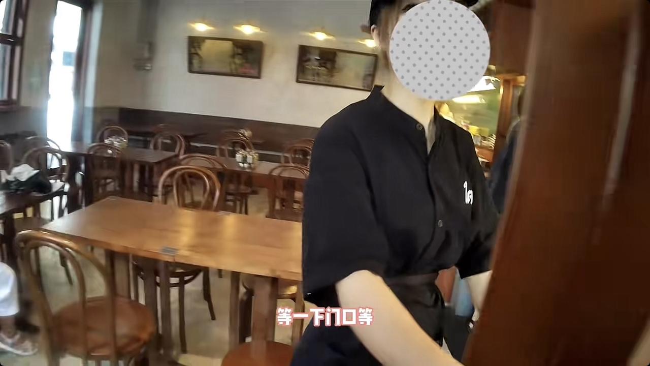 近日广东广州，一名外卖小哥前往商家取餐，小哥才推门进入店内，服务员就说：“等一下