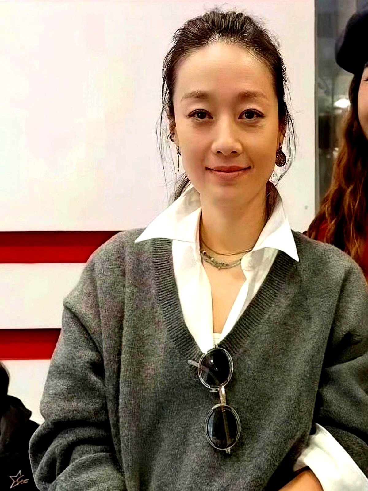 49岁马伊琍顶着眼角几道干纹上了热搜。路人镜头直接怼脸，没戴墨镜遮挡，也没糊厚粉底。她就穿着寻常衣服