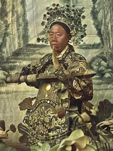 有天晚上，李莲英趁慈禧用晚膳时，劝她多喝酒，结果慈禧就喝多了。李莲英趁机谄媚道：