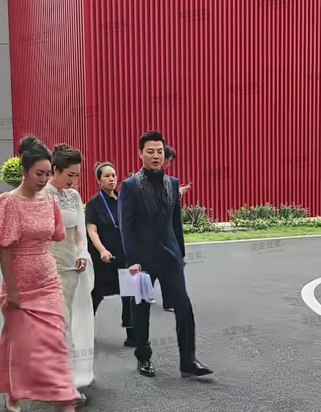 发现没？如今的主持人没有前些年那么受关注了，以前看周涛董卿朱军他们要是参加点啥活