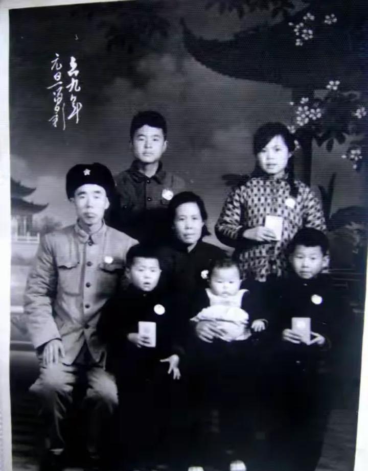 【老照片】这是1969年四川一户军人家庭的全家福。后排左边的大儿子只有16岁，这