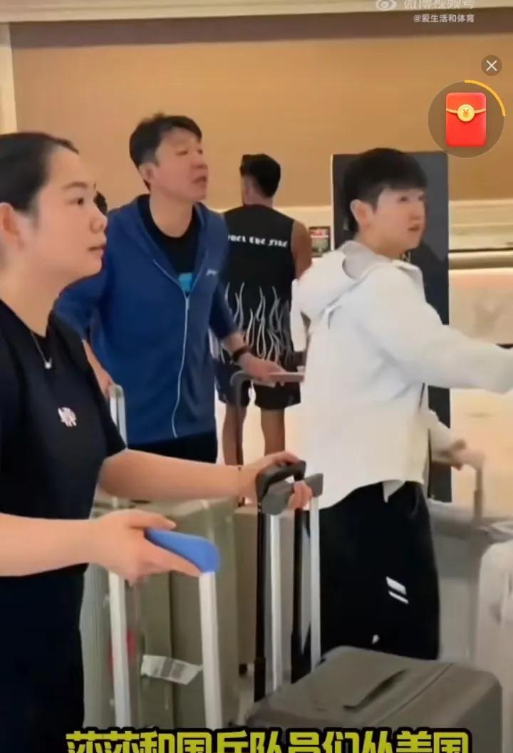国乒主力美国启程返京！今天，参加美国大满贯的国乒团队开始返程。孙颖莎穿着他的