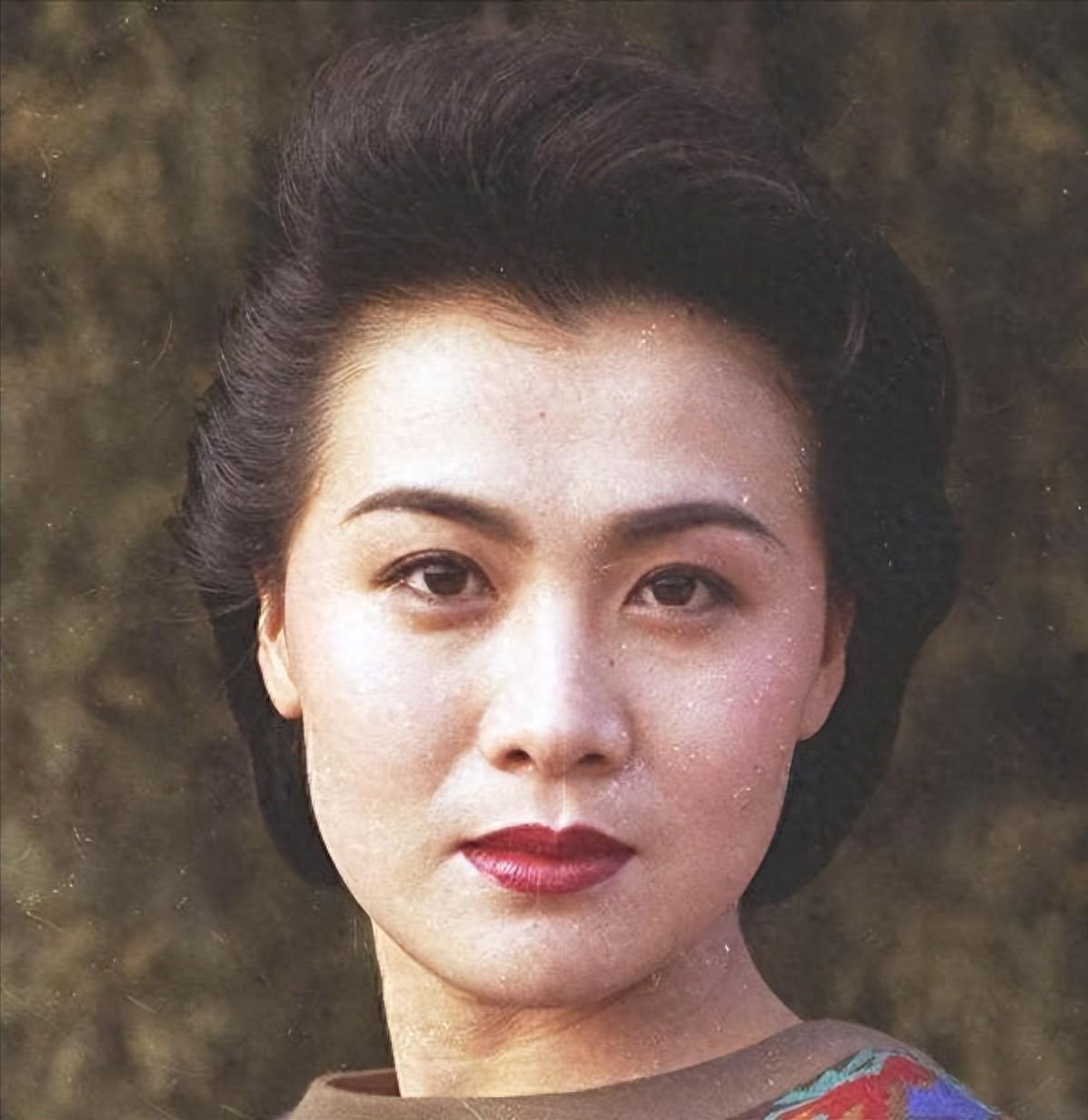 她是陈道明一生的痛，刚捧起金鹰奖杯就被查出重疾，走时孩子才两岁，陈道明在告别仪式