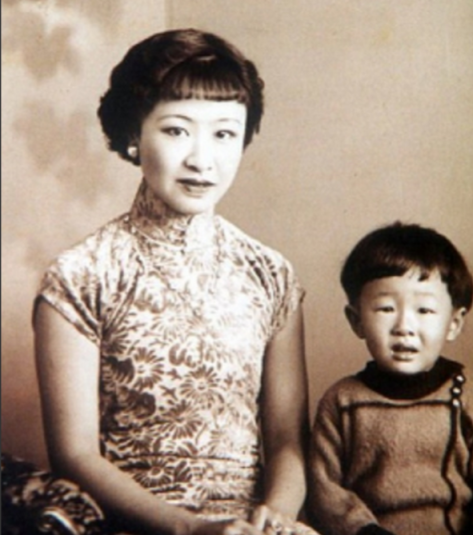 1955年，章士钊在北京菜市场闲逛，看到一卖卷烟的妇女，大吃一惊，连夜给毛主席写