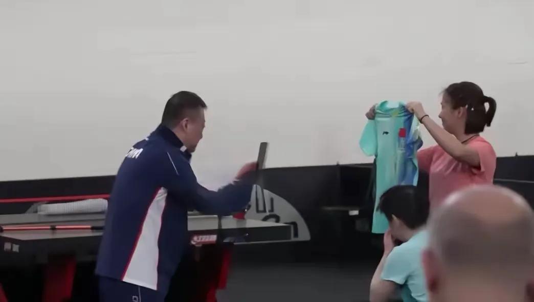 马指导也太可爱了，闲着没事就开始晒孙颖莎的衣服，妥妥的“炫耀型教练”！趁着