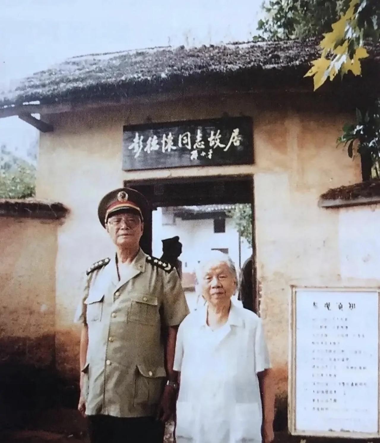 很多人不知道，1988年授衔的上将张震，一辈子最敬重的老首长就是彭德怀。1994