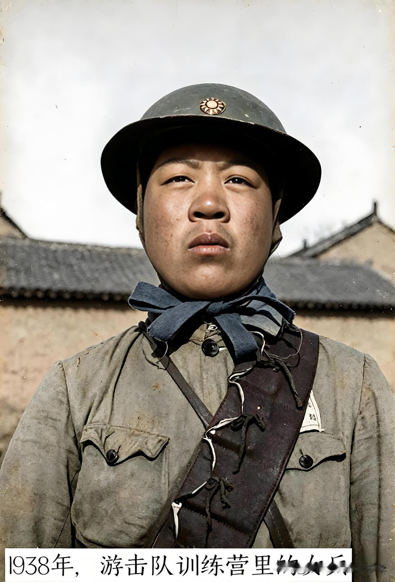 这是1938年，游击队训练营里的抗日女兵珍贵战地肖像。这名美丽的姑娘头上戴