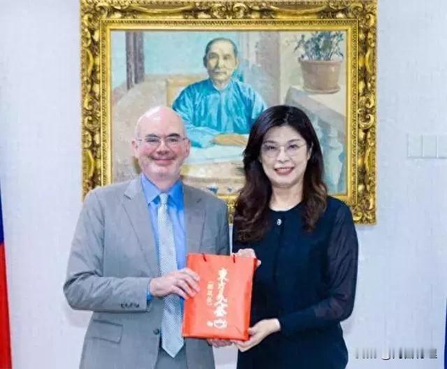 美国果然在使坏，抢在前面让郑丽文先交投名状？美国一纸邀约，看似风光，实则烫