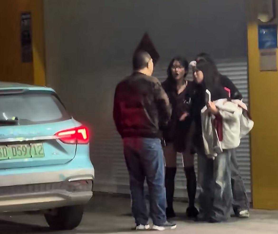 三个精神小妹打车不付钱，理由是司机吼她们了，总共车费就12块。不知道他们为什