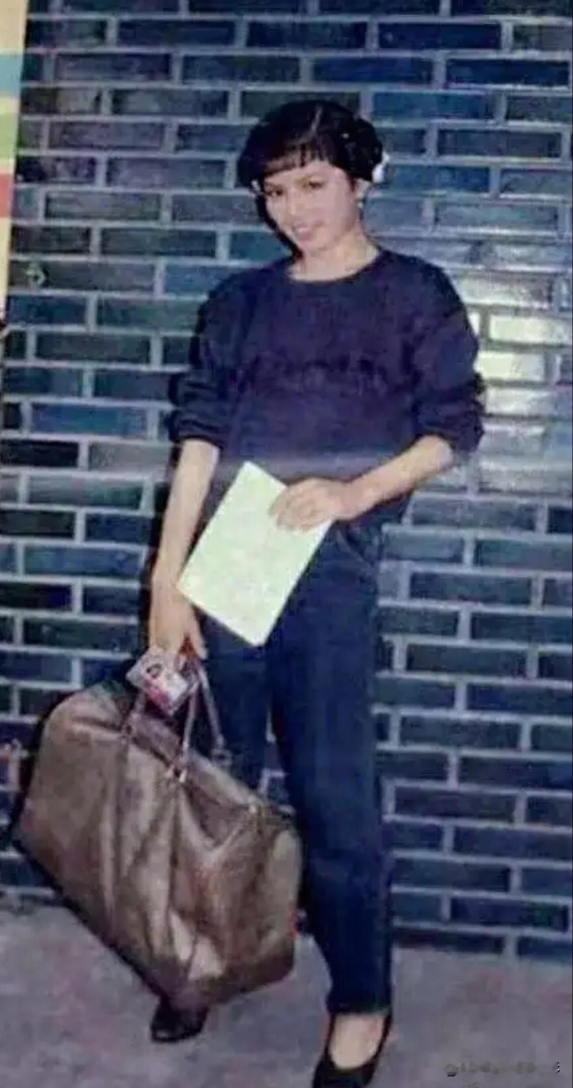 背着包包的翁美玲👜1️⃣0️⃣她背着的复古大包，简直是80年代时尚的缩影。深