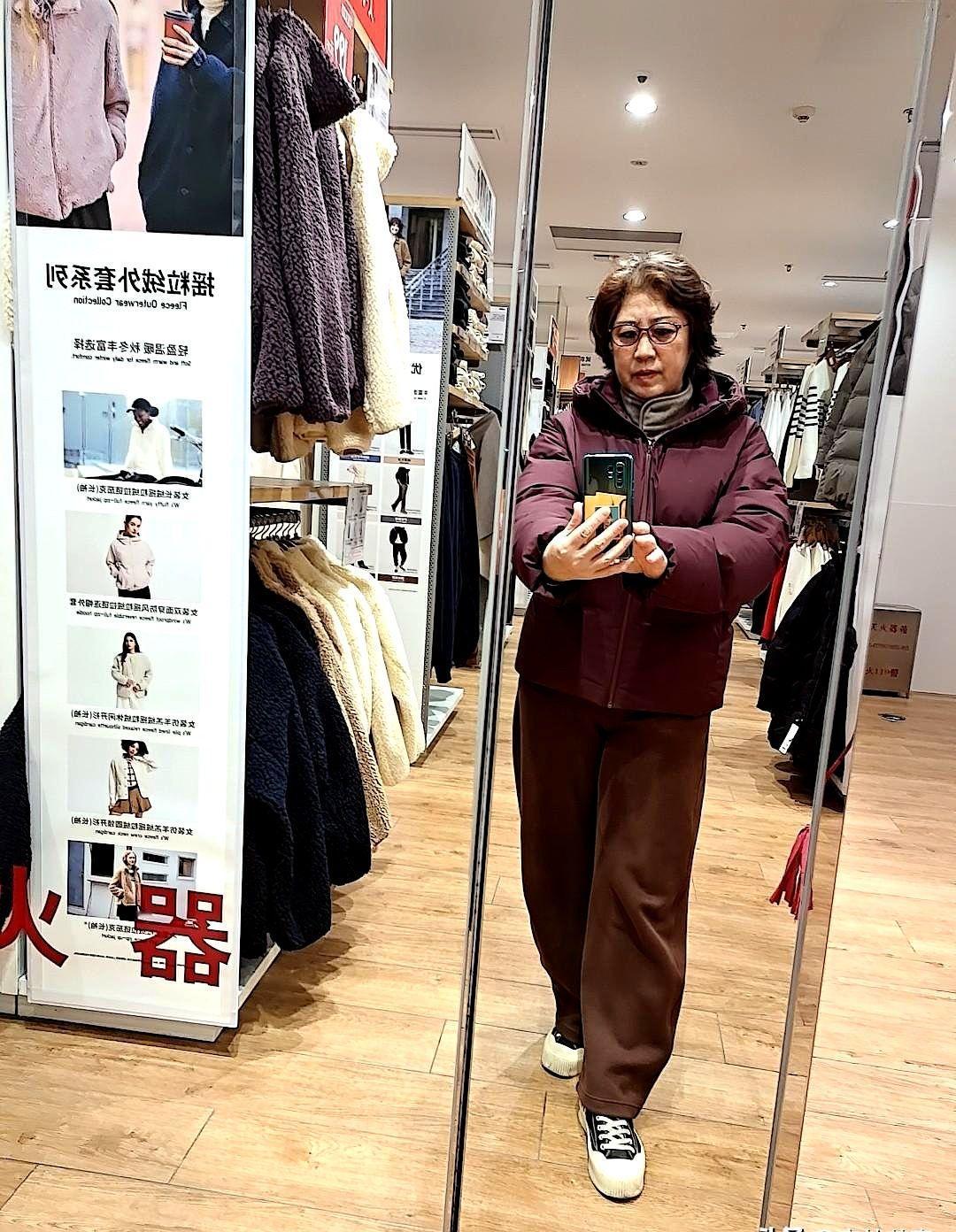 我70年的今年56岁，身高168cm体重160斤。今天商场逛街看这款羽绒服。