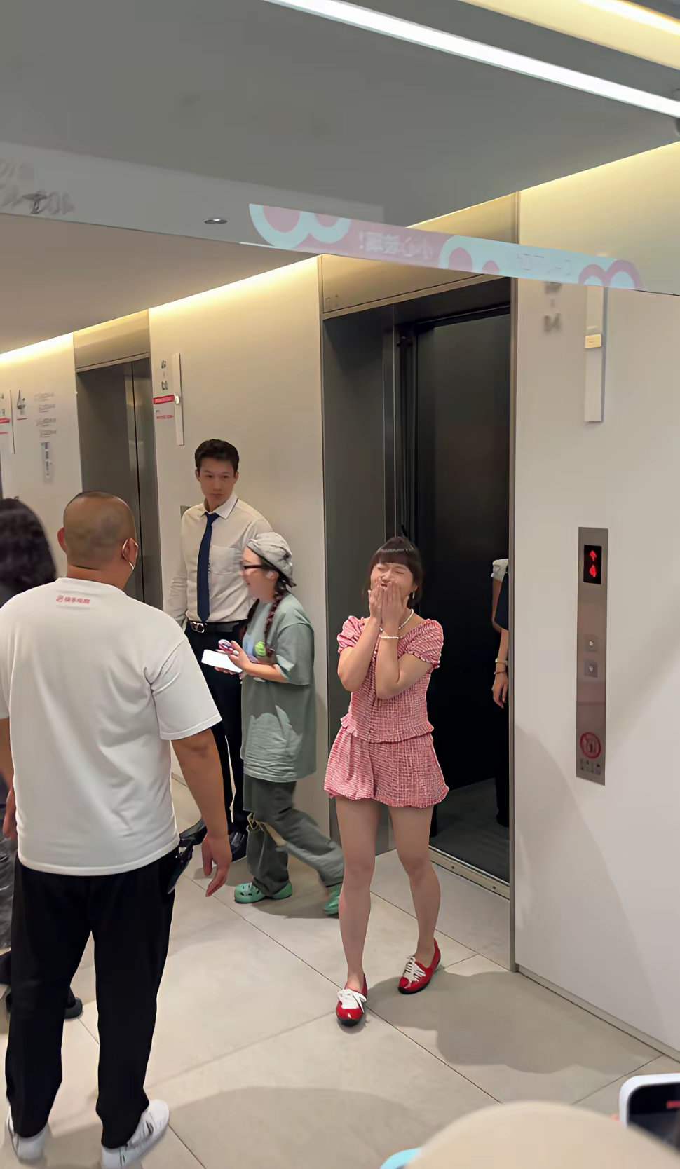 一直以为麦琳没有瘦那么多，，直到我看到她最近的线下​​​
