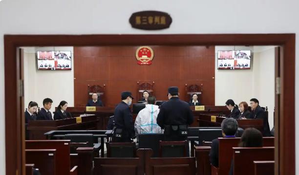 湖南永顺，已婚女医生和男同事在车里发生关系后，居然没有马上报警。谁能想到，三十多