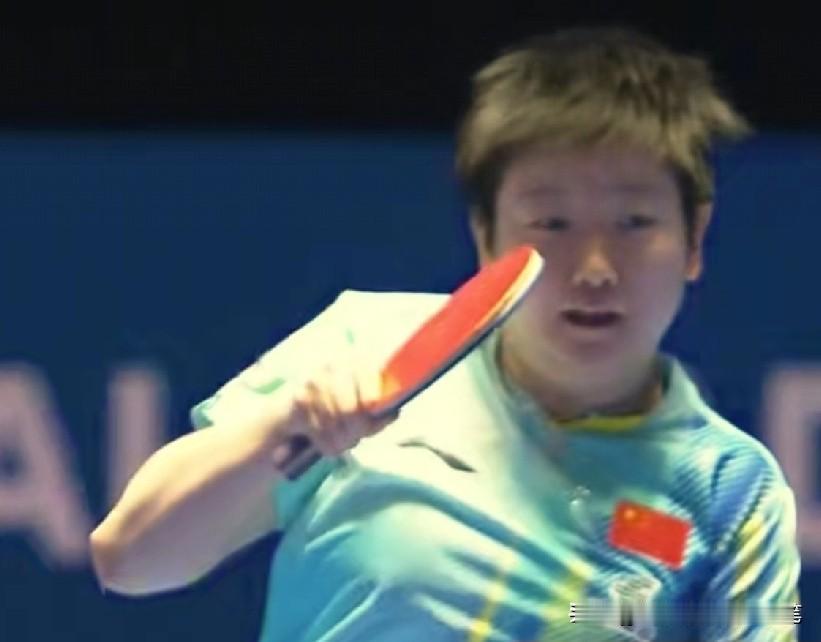 亚洲杯半决赛，局分0：1落后的孙颖莎，开始发起全面进攻，我们看到她发球抢攻，相持