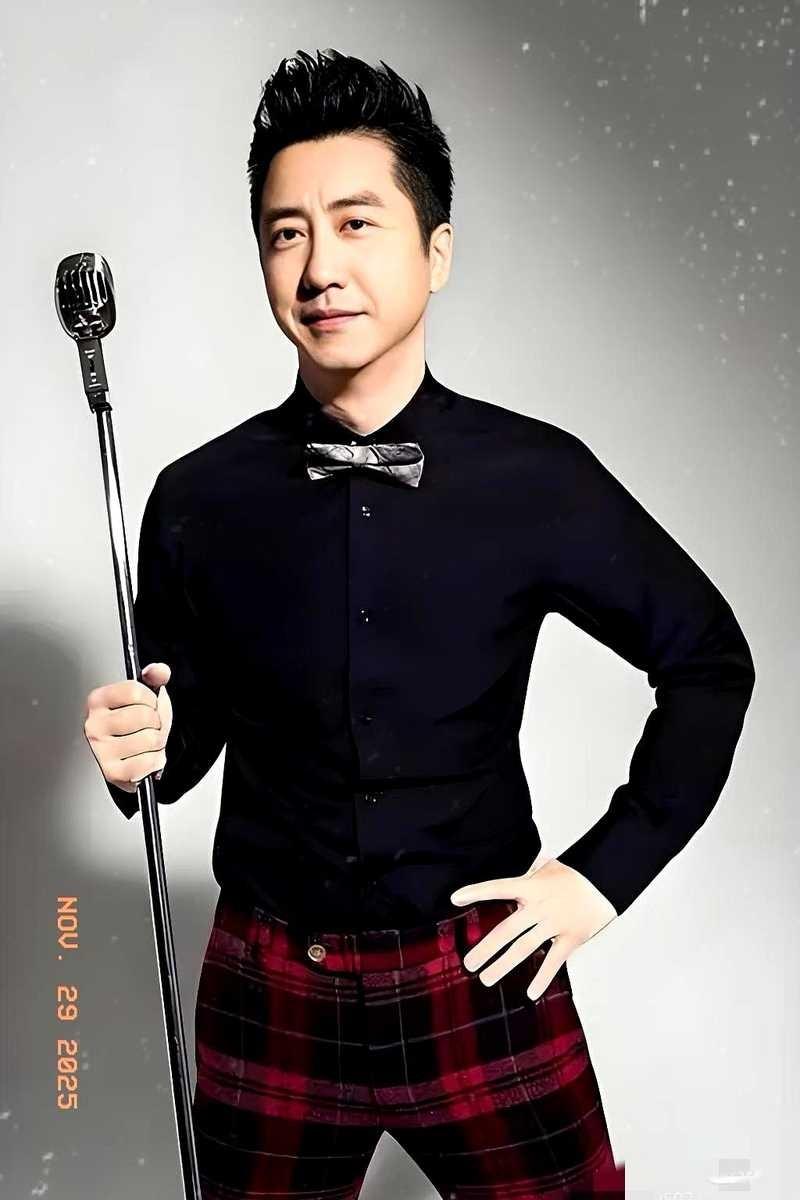 23岁的哈利在节目里说，跟继父秦昊在一起才最安心。这话传到他亲爹庾澄庆耳朵里，