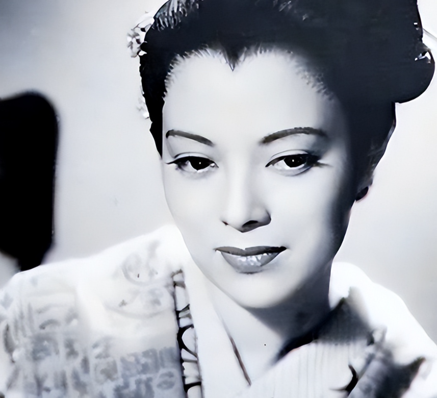 1945年，法庭之上，一名女汉奸正在被审判，就等着押赴刑场执行枪决了。然而，就在