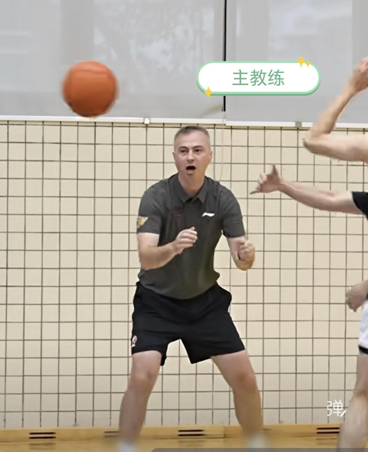 广东宏远三位外教已经开始带队训练，画面里看到了任骏飞，他应该是起到一个桥梁作用，