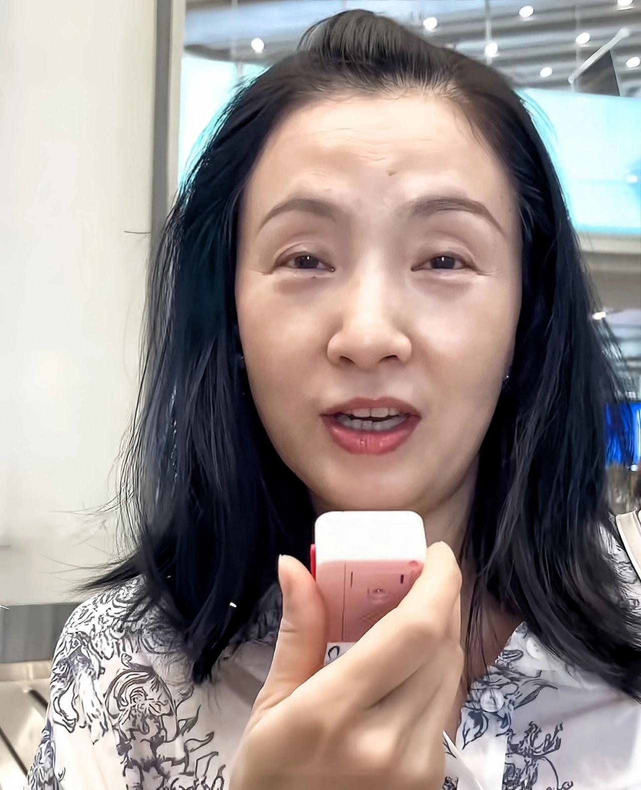 路人偶遇54岁陶虹，原相机素颜没有滤镜平时刷到的明星画面，大多都是滤镜拉满、精修