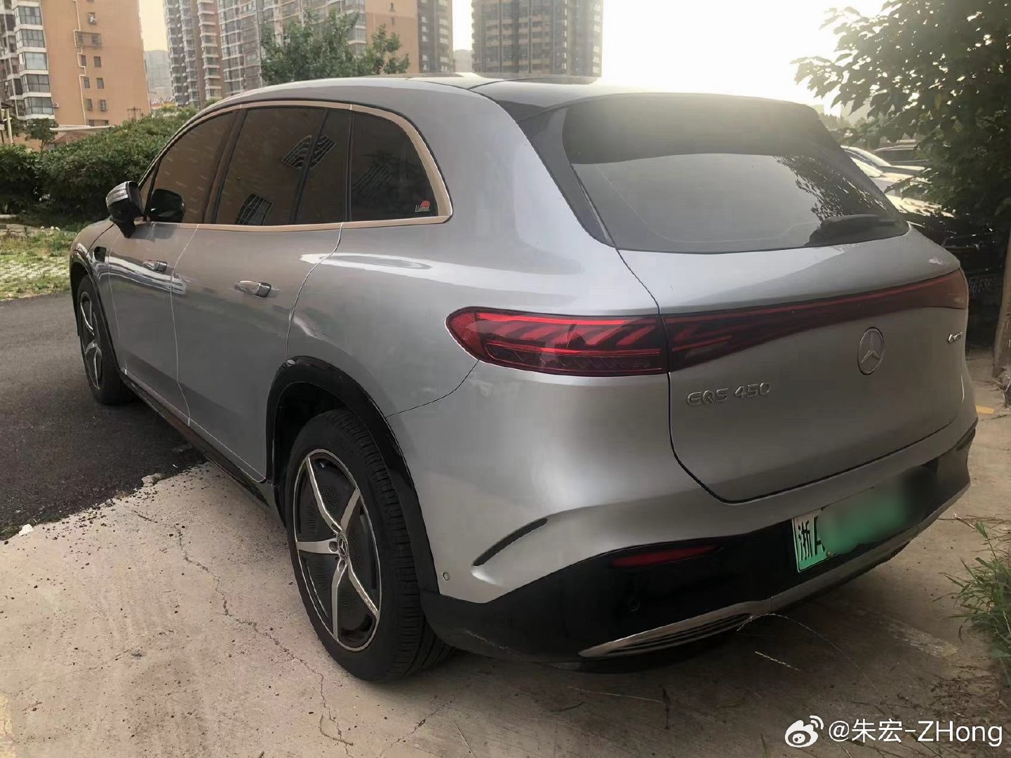奔驰EQSSUV450四驱先锋版目前12.6万公里23年9月18号上牌现在卖20万到30万之间。我觉