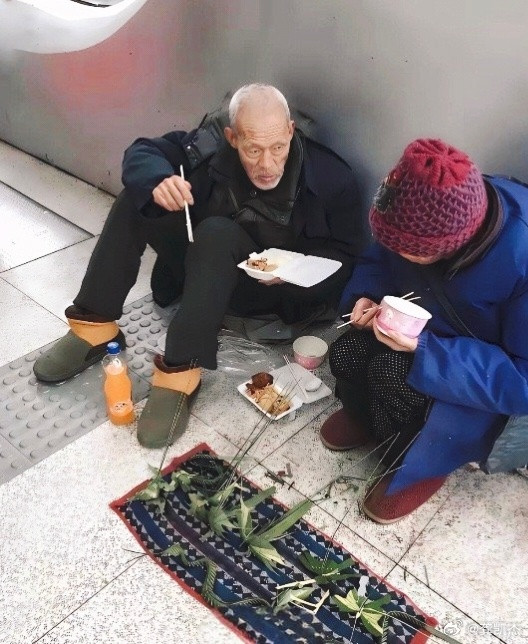 他俩做手艺是爱好，而且做得确实漂亮，如果看到了，那就买一个吧！