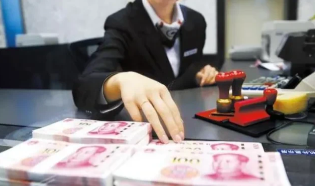 简直就是明抢！江苏南通，男子将半生积攒的35万存入银行，准备给儿子结婚用，谁知等