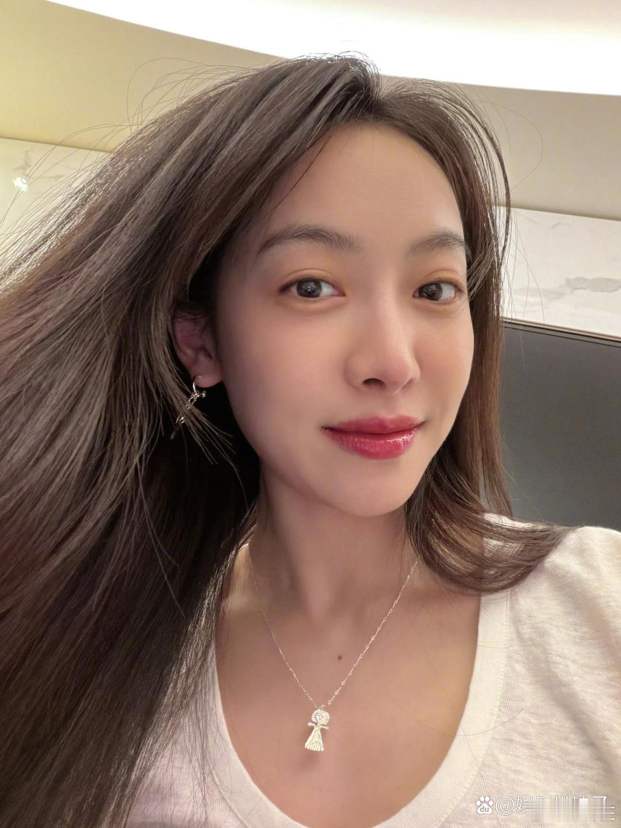 1.宋茜要是心情不佳，那脸上可藏不住，直接就挂脸不掩饰了。2.娜姐和老公看似感情