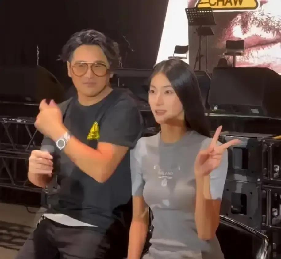 曹格盯着女粉丝的脸，突然表情定格两秒。他脱口而出的不是客套话，而是一句：“你长