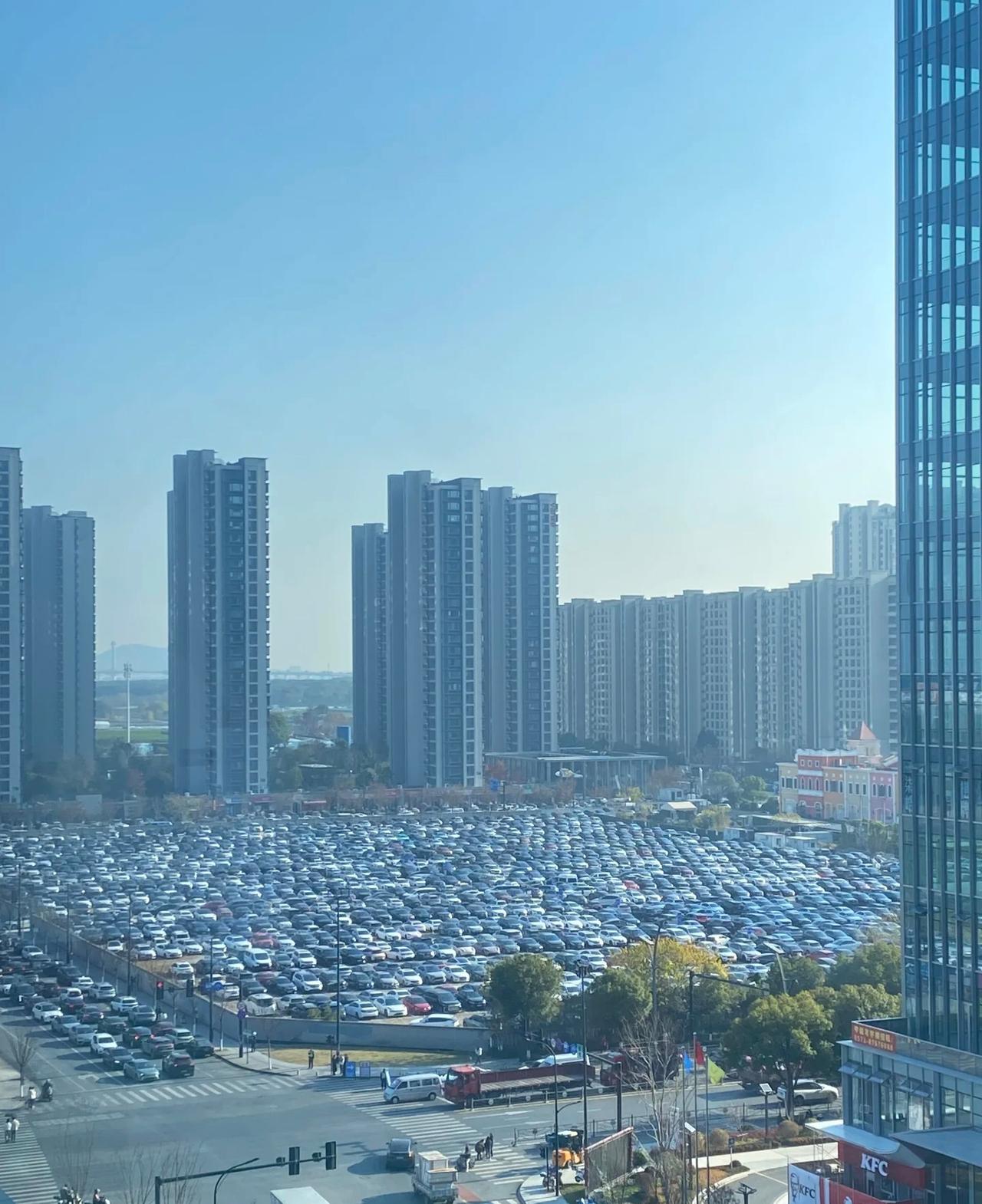 杭州下沙奥特莱斯商场附近的停车场，这画面，你敢想象吗？有网友称:在停车楼5楼停