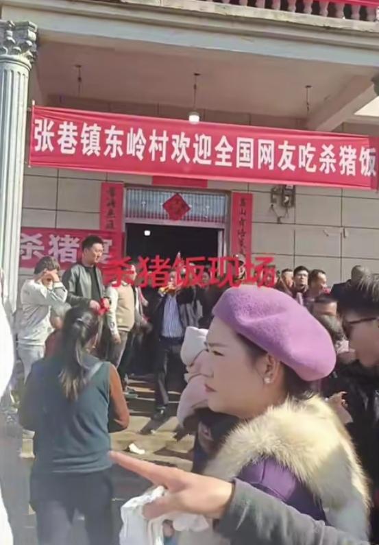 要论热闹程度，14日丰城张巷镇东岭村举办的“杀猪饭”，比重庆呆呆家的刨猪汤还要